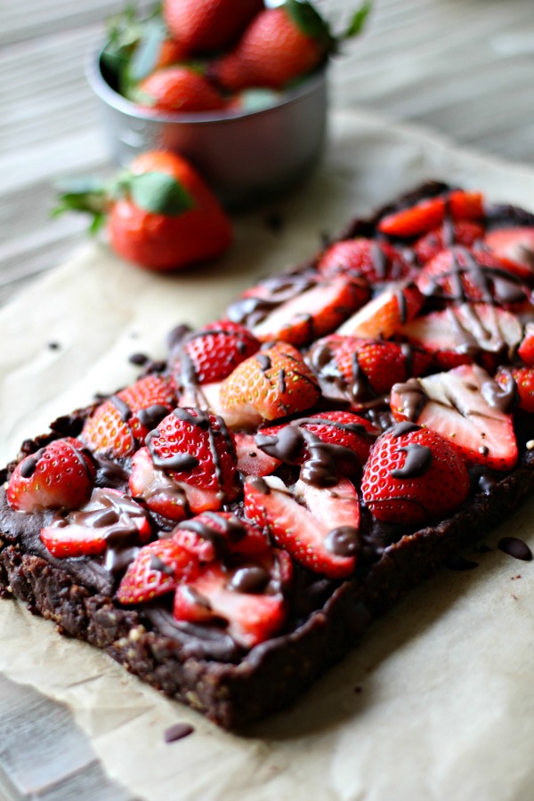 No Bake Chocolate Strawberry Tart. Easy to make and so decadent and delicious - perfect for chocolate lovers! Vegan, Gluten Free and Paleo Friendly recipe.