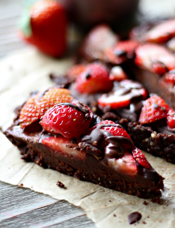 No Bake Chocolate Strawberry Tart. Easy to make and so decadent and delicious - perfect for chocolate lovers! Vegan, Gluten Free and Paleo Friendly recipe.